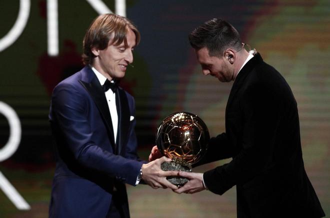 El jugador argentino del FC Barcelona Lionel Messi gana el Balón de Oro France Football 2019 en el Chatelet Theatre en Paris. Messi conquista así su sexto Balón de Oro, un récord que ningún otro futbolista ha conseguido.