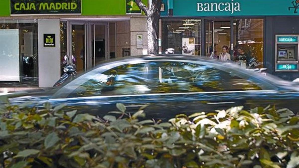 Sucursales de Caja Madrid y de Bancaja en una calle de Valencia.