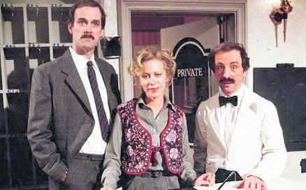 John Cleese, Connie Both y Andrew Sachs, en ‘Hotel Fawlty’.
