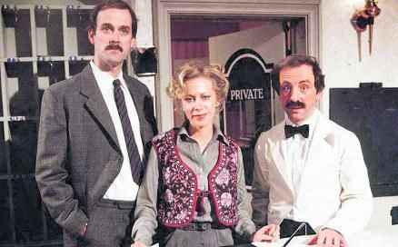  John Cleese, Connie Both y Andrew Sachs, en ‘Hotel Fawlty’. 