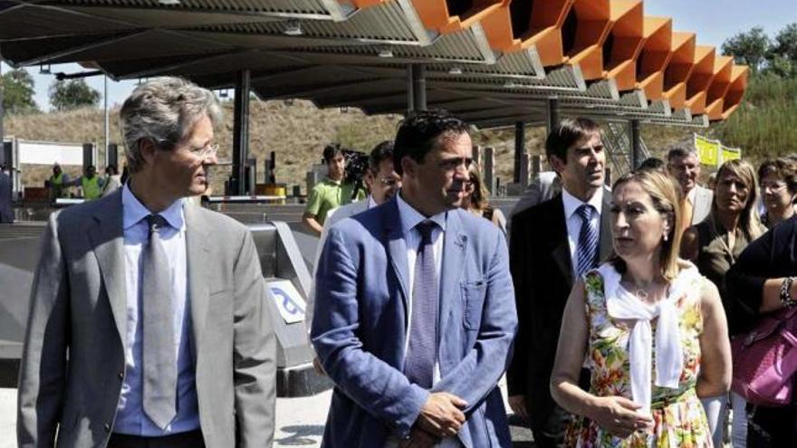 Ana Pastor, a la derecha, durante la inauguración de un tramo de una autopista en Girona ayer.  // Efe