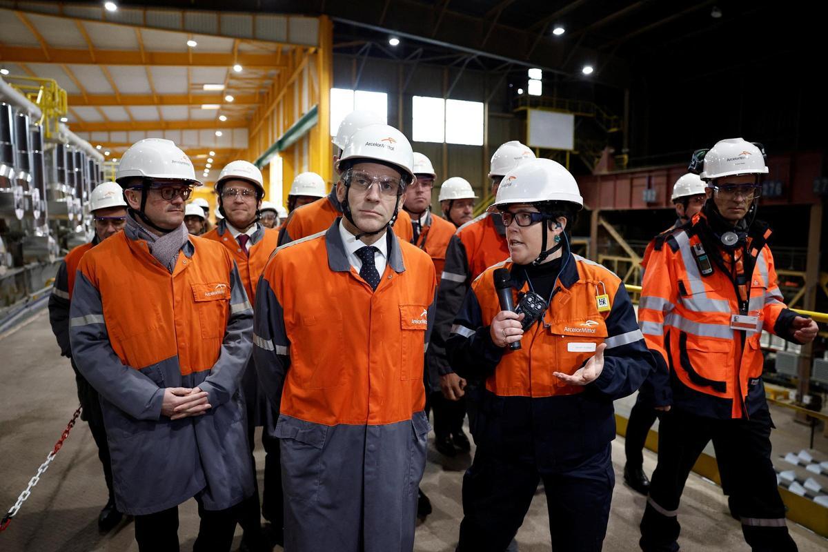 Emmanuel Macron, en primer término, durante la visita a la planta de Dunkerque