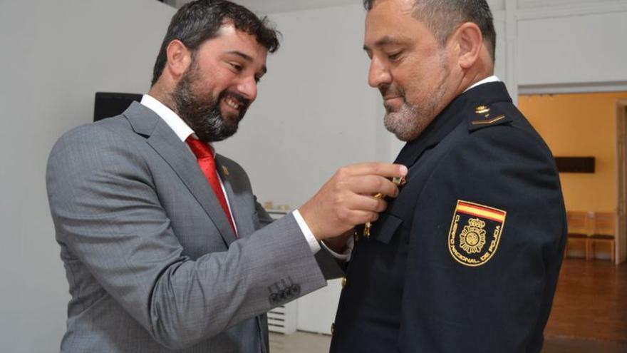 El alcalde de Valdés, Óscar Pérez, impone la medalla al agente Rubén Méndez. | A. M. Serrano