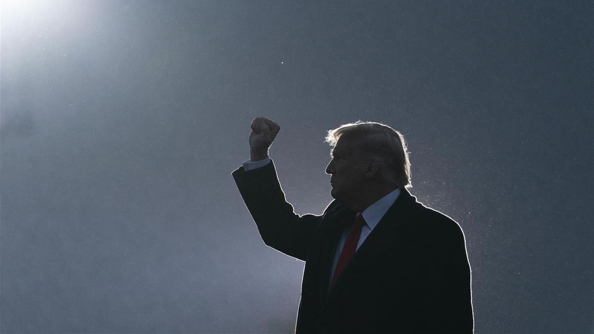 zentauroepp55610223 president donald trump pumps his fist as he departs after sp201027070410