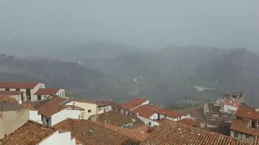 Sorpresa en Morella por una nevada en primavera