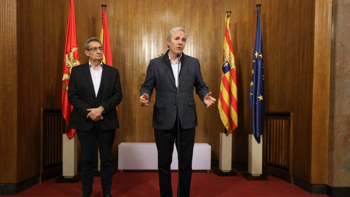 El alcalde de Zaragoza, Jorge Azcón, habla a los medios de comunicación junto al portavoz de Vox en el Ayuntamiento de Zaragoza, Julio Calvo, tras su reunión este jueves.