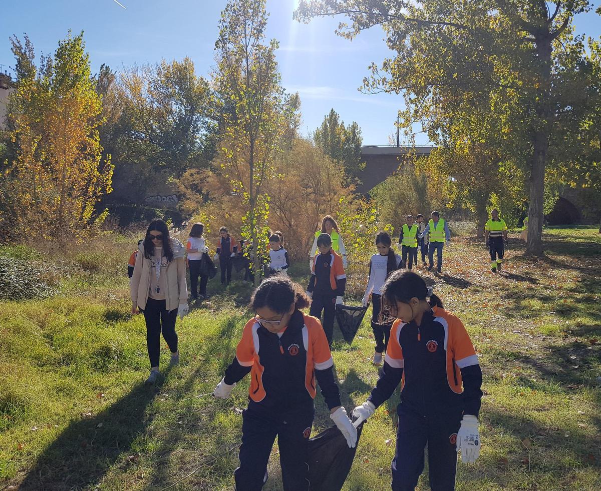 Un grupo de alumnos de escolapios y voluntarios del Ayuntamiento de Alcañiz y Aquara durante la jornada de limpieza