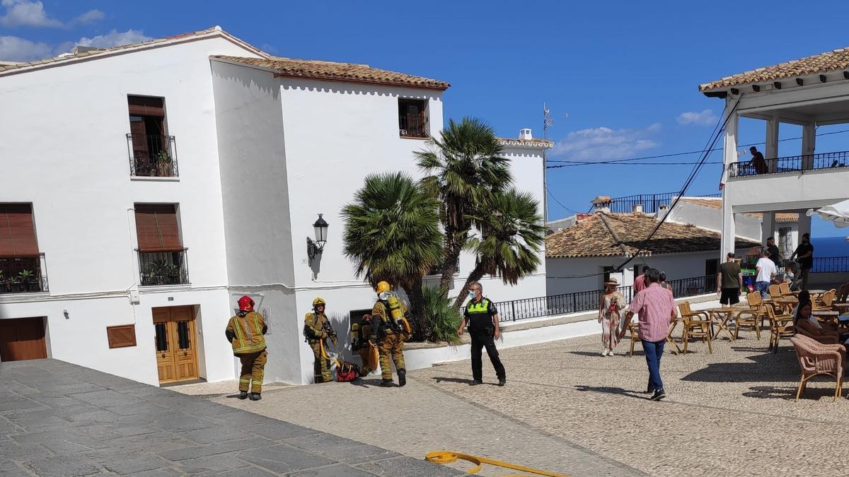 Un incendio en el casco antiguo de Altea sobresalta a vecinos y turistas