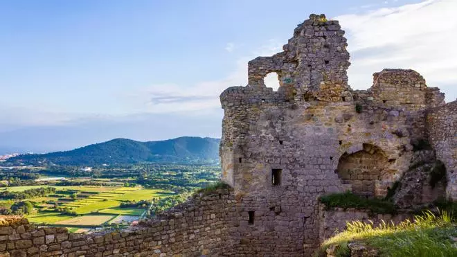 El pueblo menos conocido de la Costa Brava es también el más curioso: castillo del siglo XIII, iglesia del siglo X y arquitectura contemporánea