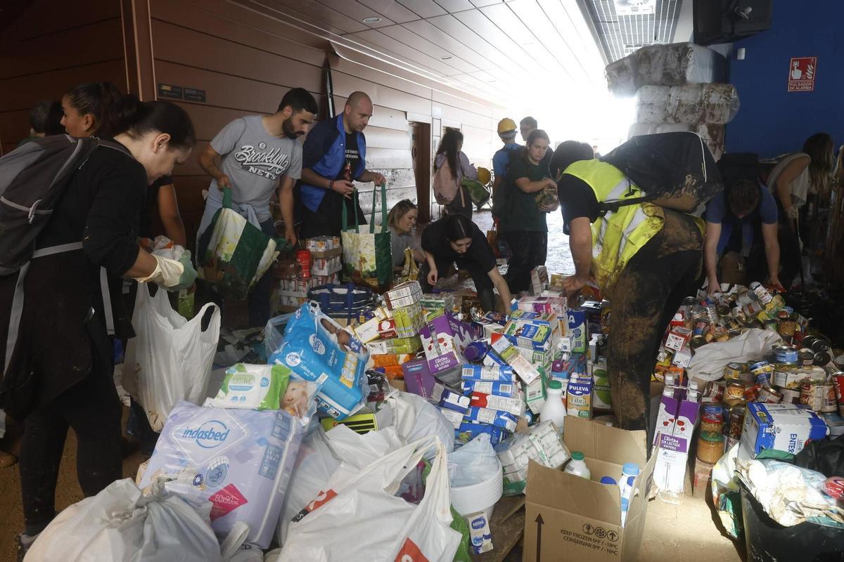 El auditorio de Paiporta convertido en banco de alimentos