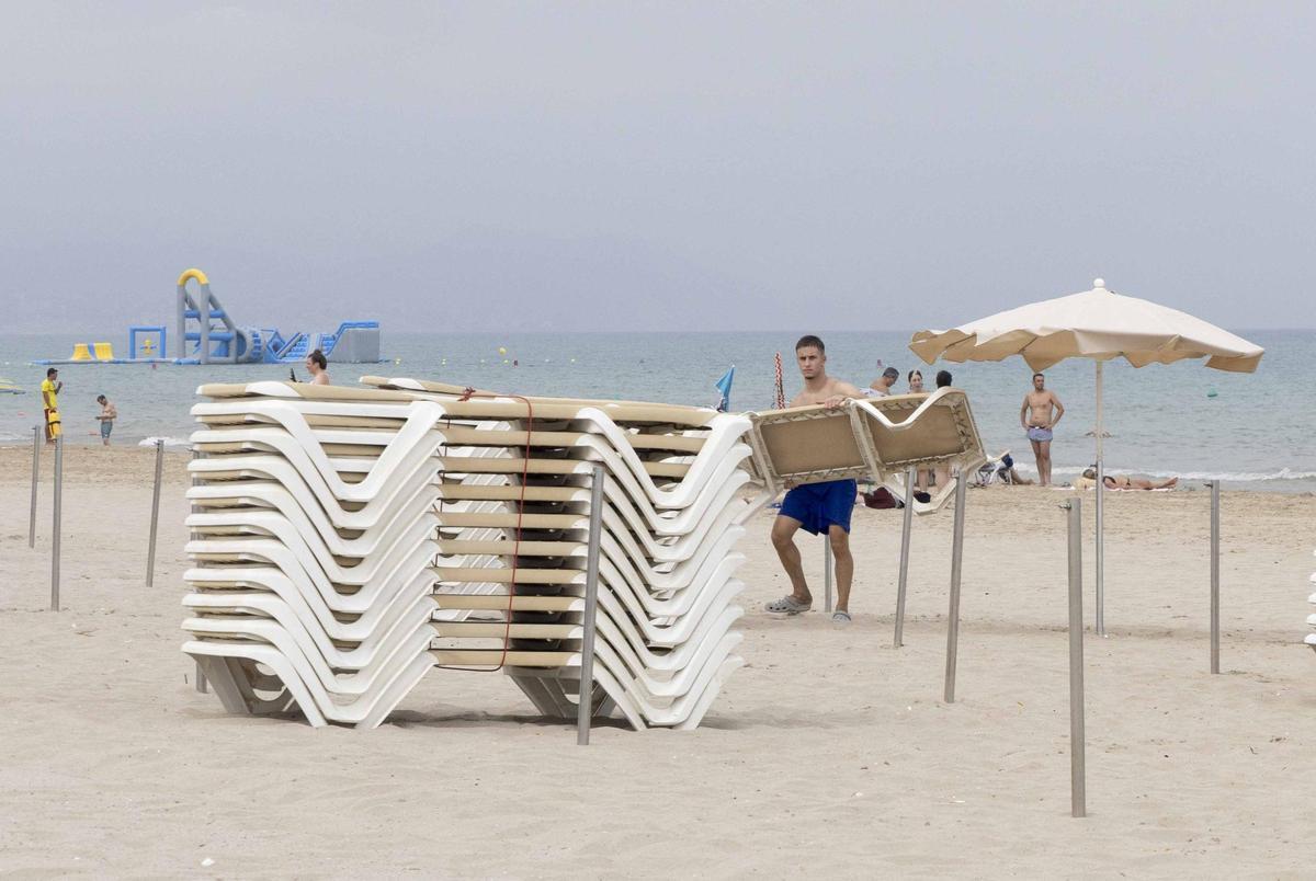 Bandera roja en la playa de San Juan en Alicante: los socorristas obligan a los bañistas a salir del agua por la alerta de viento