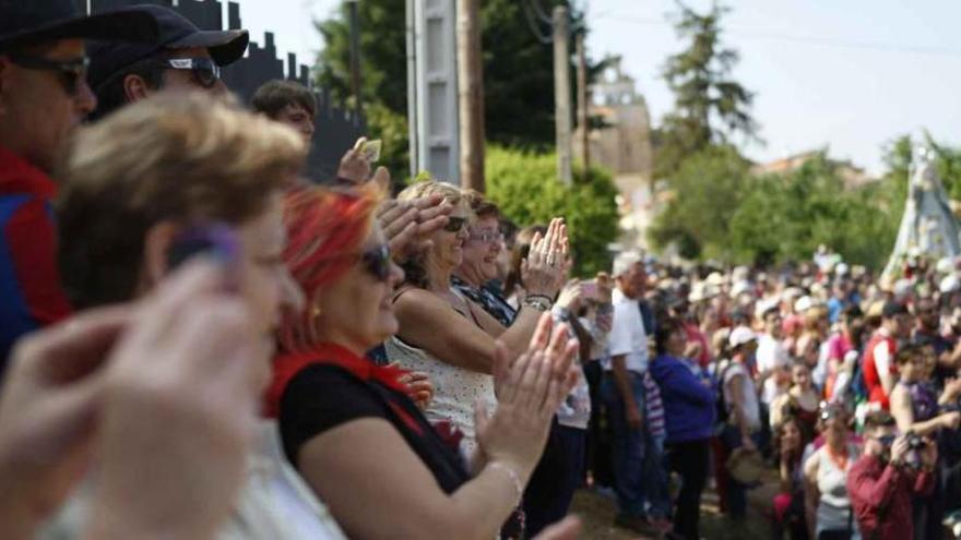 Lugareños y romeros aplauden la lectura de poesías y el baile de pendones, a las afueras de La Hiniesta, a la llegada de la procesión.