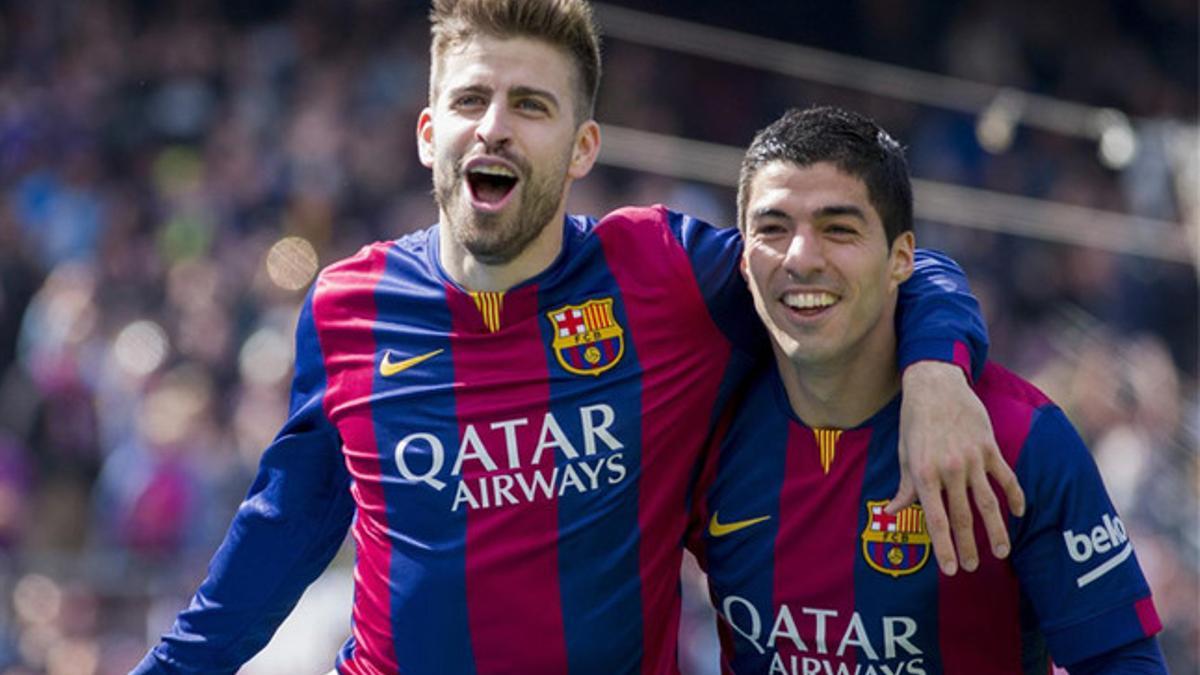 Piqué y Suárez celebrando el gol del central