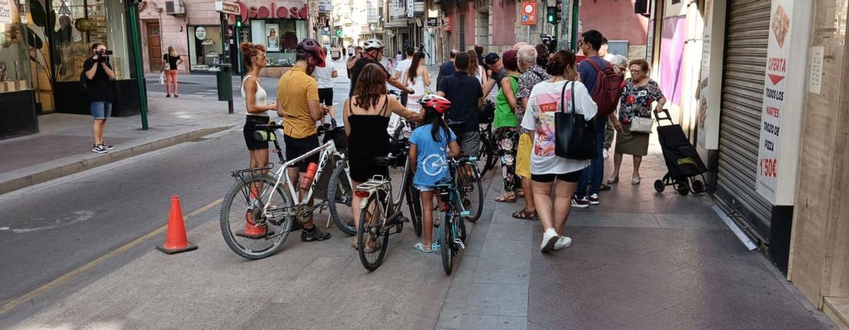 Usuarios de bicicletas y vecinos se concentraron ayer sobre las 10.30 horas en el momento en que el edil de Movilidad iba a dar explicaciones a los medios en la calle. | INFORMACIÓN