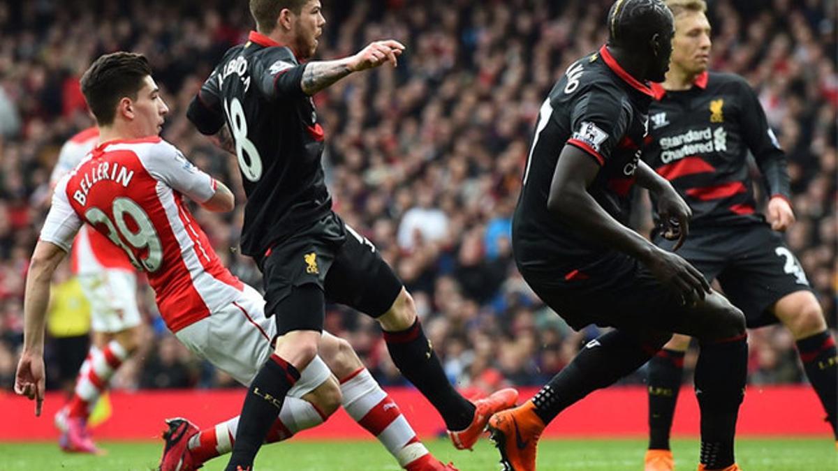 Héctor Bellerín abrió este sábado la cuenta para el Arsenal contra el Liverpool