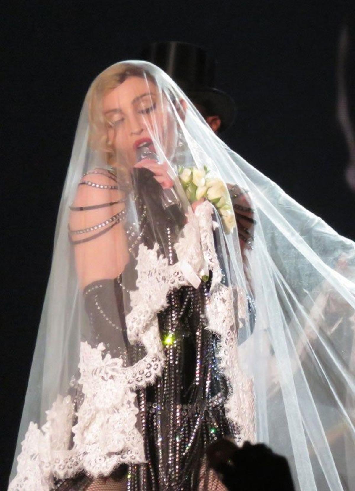 Madonna con velo durante su show en Los Ángeles