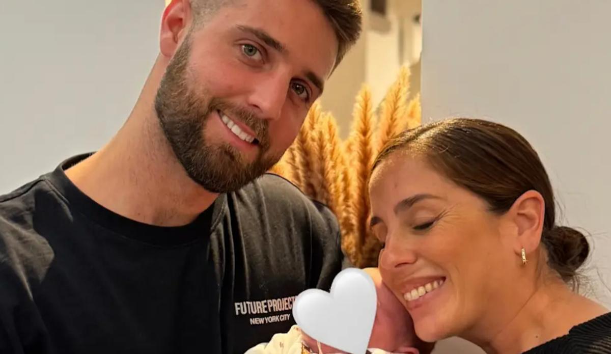 Anabel Pantoja y su pareja junto a la pequeña Alma.
