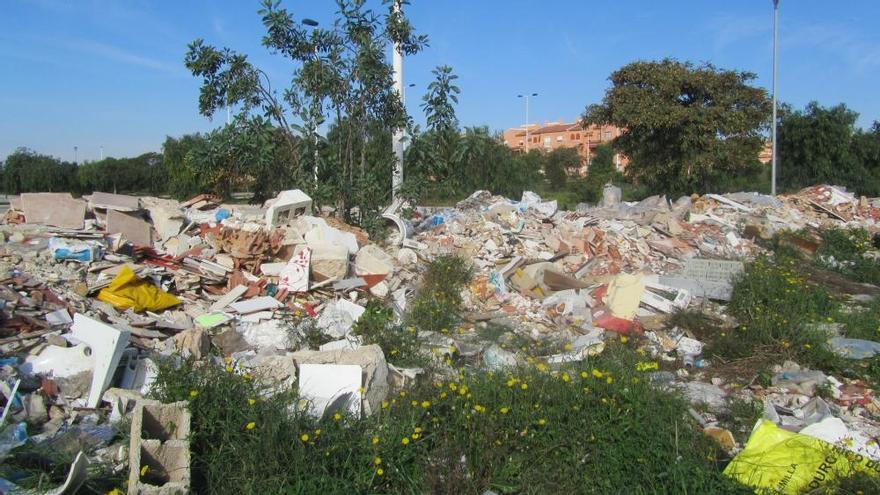 Vecinos de Altos del Sol asumen por su cuenta la limpieza de los parques