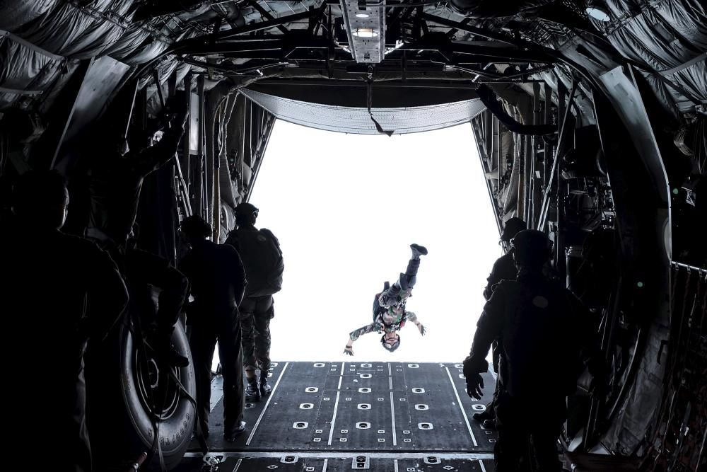 Un soldado del Fuerzas Especiales de Reacción Rápida de (PPRC en sus siglas en ingles) salta de la parte trasera de un avión de las fuerzas aérea durante un entrenamiento para paracaidistas en Tarankan, Indonesia.