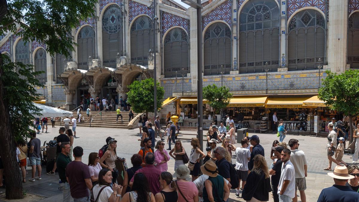 Valencia, ambiente en el centro. Cola para ver la Catedral, turistas italianos aprovechando el calor