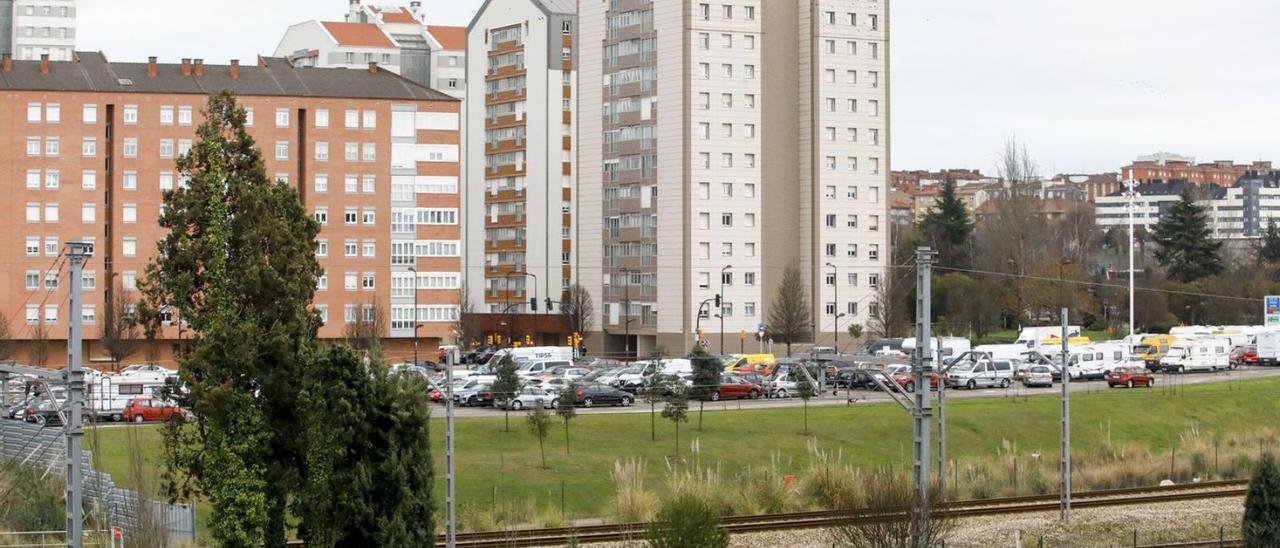 Parte del estacionamiento de la avenida de Portugal, donde se ubicará un nuevo parking en altura. | Marcos León