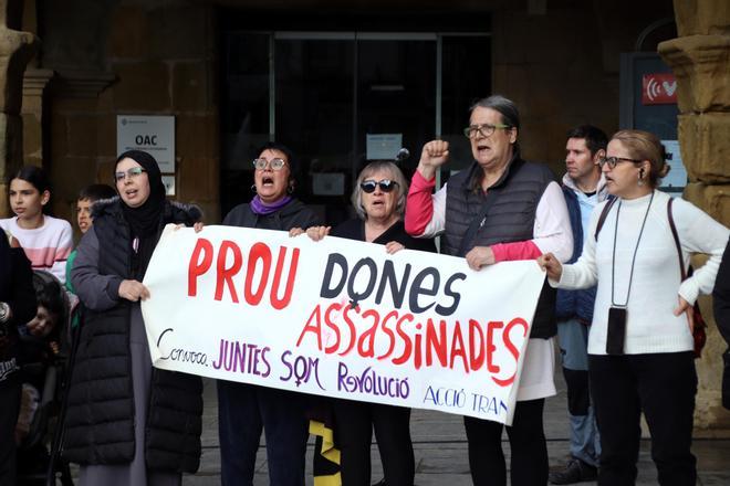 Assistents al minut de silenci de Vic per la mort duna veïna presumptament a mans de la seva parella sostenen una pancarta on es pot llegir prou dones assassinades