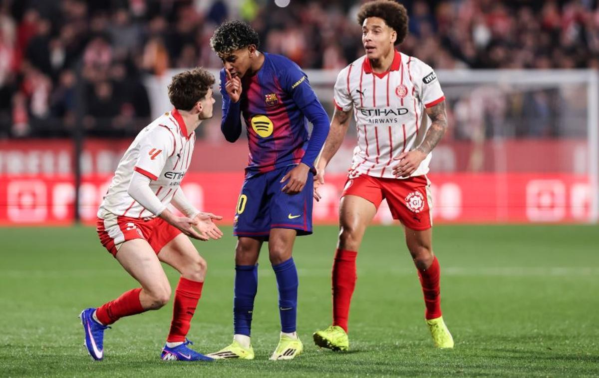 Lamine Yamal s'encara a Joel Roca després de l'entrada del camprodoní