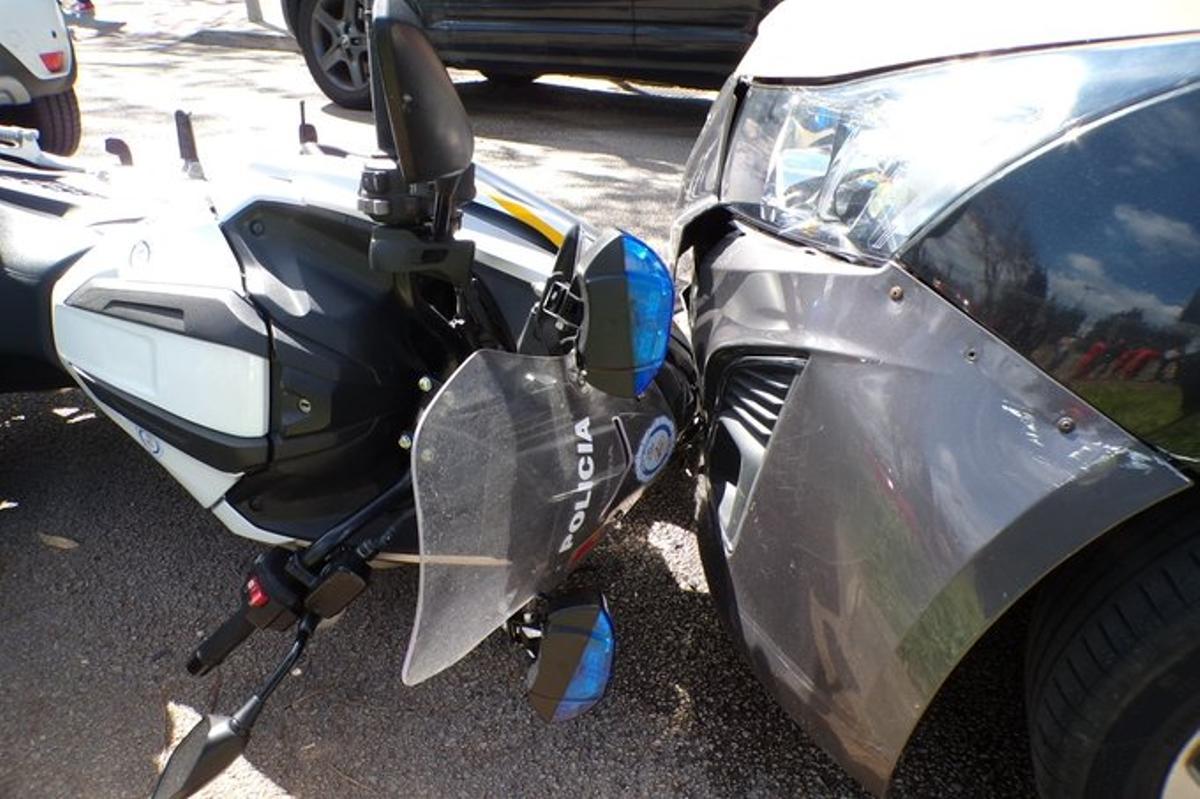 Motocicleta de la Policía Local tras el accidente al chocar contra un coche cuando escoltaba el autobús del Mallorca