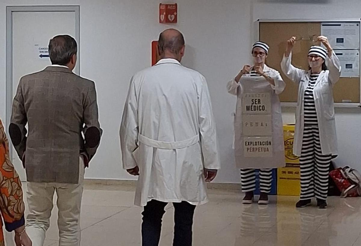 Dos médicas del Peset protestan frente al conseller de Sanidad, Marciano Gómez.