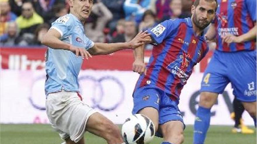 Barkero trata de pasar el balón ante la presencia de un jugador del Celta de Vigo.