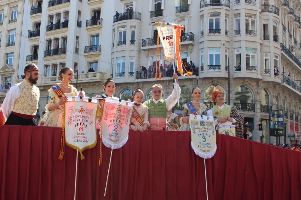 Recogida de premios de las comisiones falleras