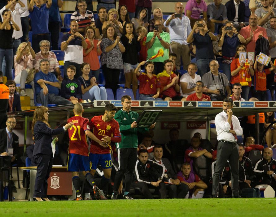 Miles de aficionados no han querido perderse el partido de la Roja