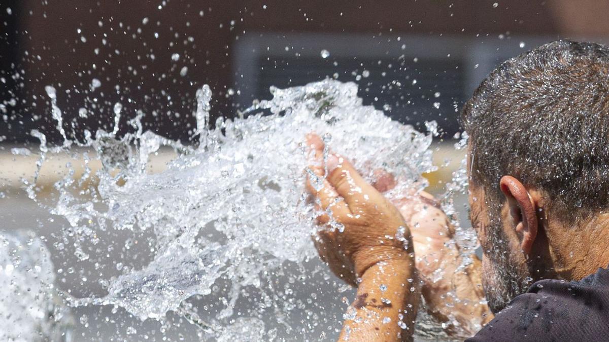 Un hombre se refresca en una fuente este verano durante una ola de calor en la provincia.