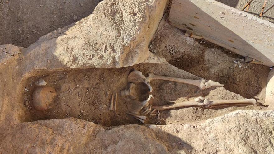 Los arqueólogos han descubierto una veintena de enterramientos moriscos en la Plaza Joan Miró.