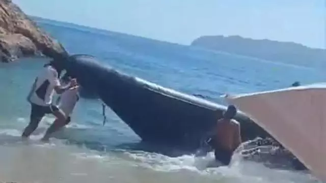 Una narcolancha entra en una playa de Cartagena llena de bañistas a cargar garrafas de combustible
