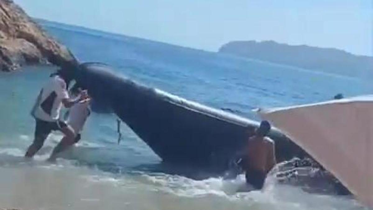 Una narcolancha entra en una playa de Cartagena llena de bañistas a cargar garrafas de combustible