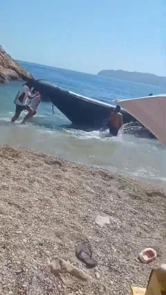 Una narcolancha entra en una playa de Cartagena llena de bañistas a cargar garrafas de combustible: "Las mafias operan sin ningún reparo"
