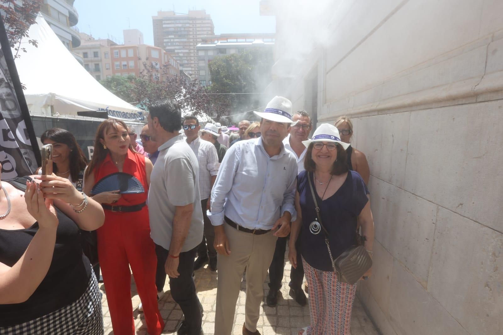 Carlos Mazón visita el racó de INFORMACIÓN TV en las Hogueras de Alicante 2025