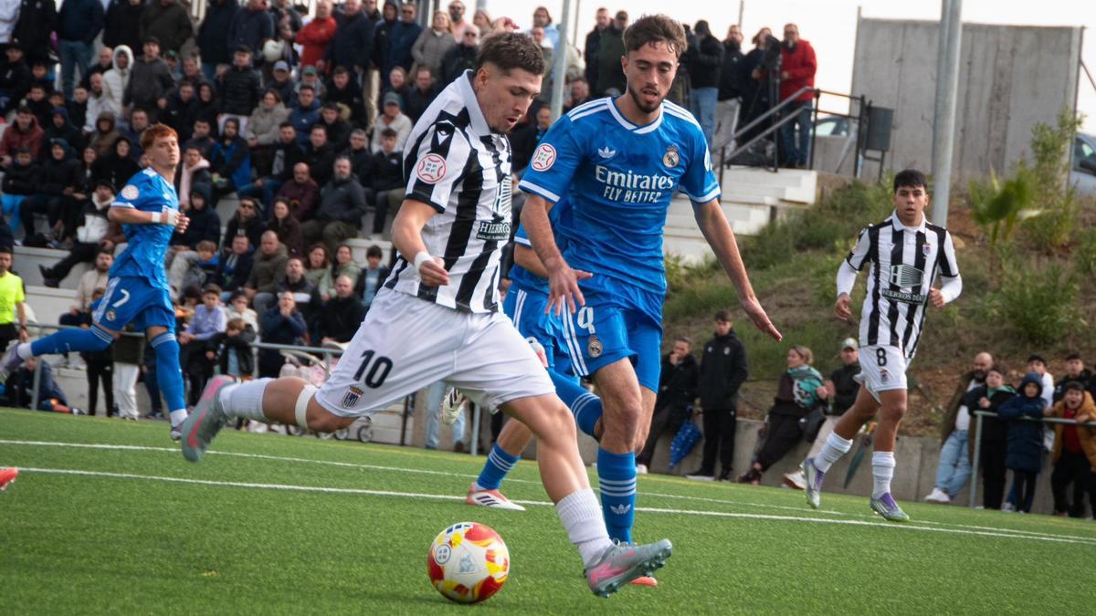 Jairo Bas, autor del primer gol del Badajoz al Real Madrid, se dispone a golpear el balón.