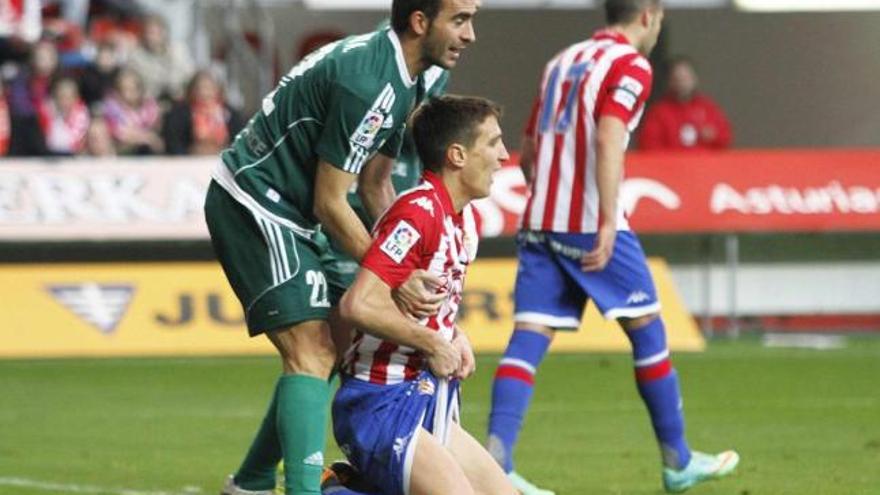 Scepovic se lamenta de una ocasión fallada mientras es sujetado por Alberto Aguilar.