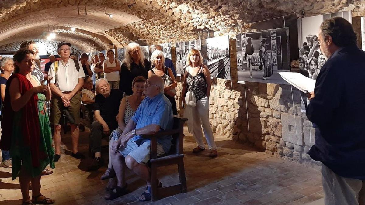 L’exposició de Jordi Mestre ha despertat molta expectació a Sant Miquel de Fluvià