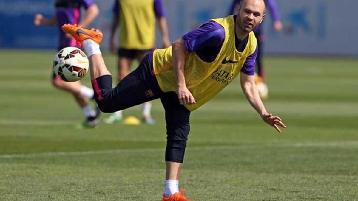 Andrés Iniesta en un momento del entrenamiento del Barça de este domingo