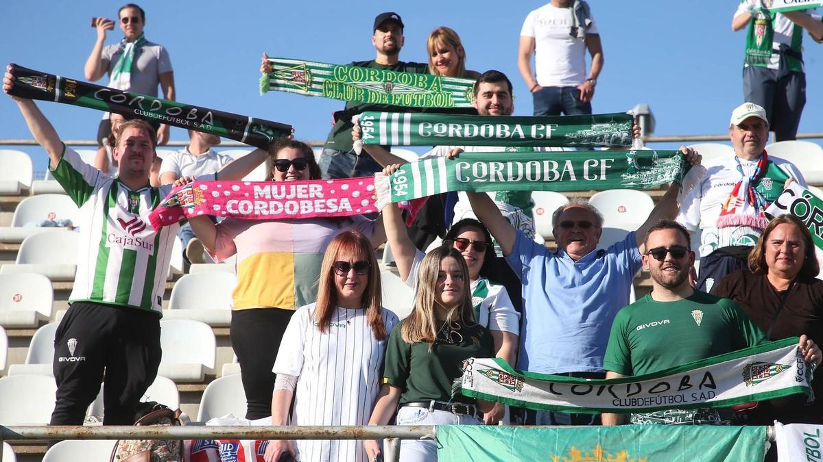 Aficionados del Córdoba CF en las gradas del Estadio El Mirador de Algeciras.