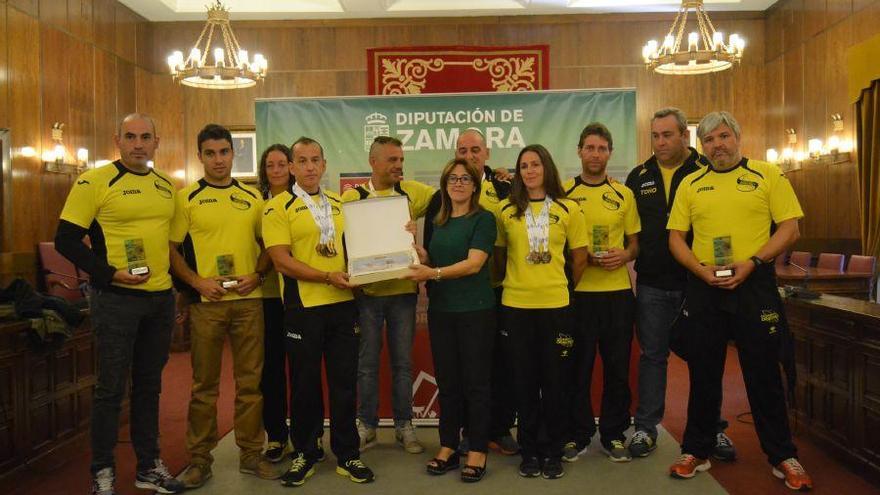 Foto de familia del Dragones con la presidenta de la Diputación.