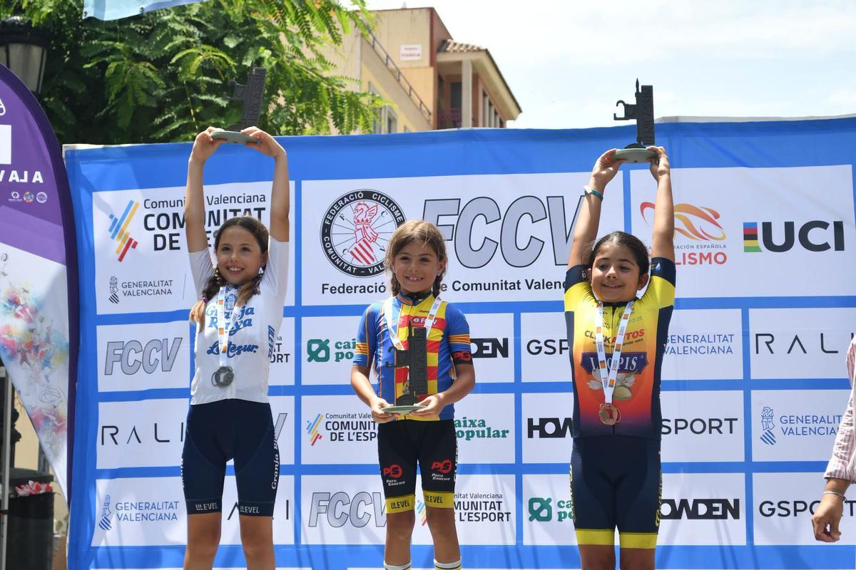 La ciclista Kendall López en lo alto del podio en el Campeonato Autonómico de Ruta.