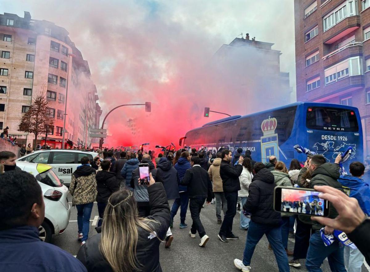 La afición recibe al autocar azul en la calle Alejandro Casona.