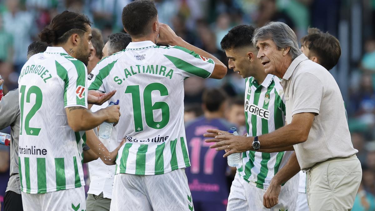 El entrenador del Betis, Manuel Pellegrini, se dirige a sus jugadores en una pausa de hidratación durante el partido de LaLiga en Primera División que Real Betis y RCD Espanyol disputan este domingo en el estadio Benito Villamarín, en Sevilla.