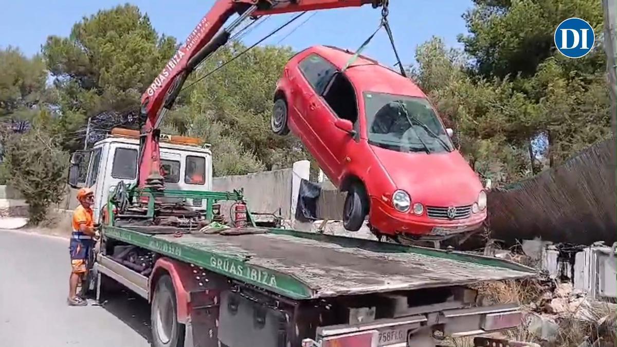Vídeo: el coche accidentado en Santa Eulària es retirado por la grúa.