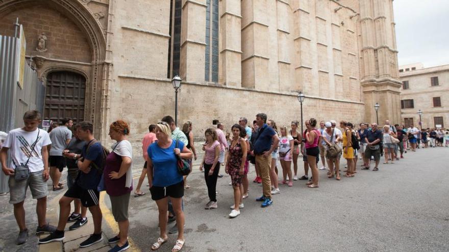 Palma im August: Schlangestehen vor der Kathedrale.
