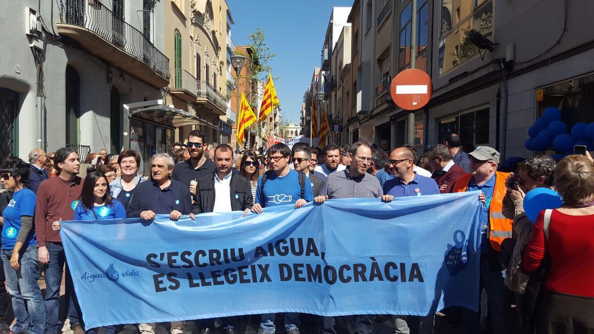 Jordi Ballart (Terrassa), Juli Fernández (Sabadell) y Núria Parlon (Santa Coloma de Gramanet), encabezan la manifestación por la municipalización del agua.